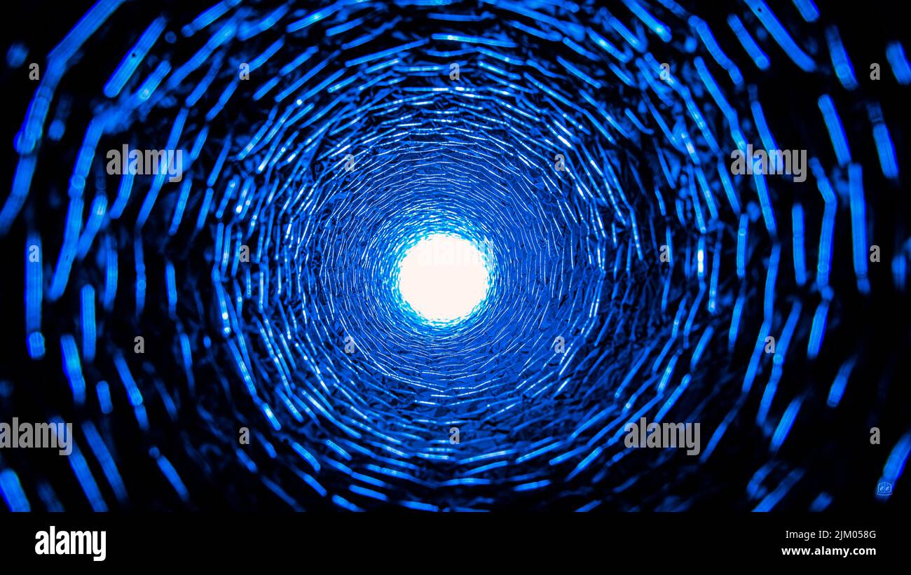 Das helle Licht am Ende des Tunnels wird von blauer Farbe beleuchtet Stockfoto