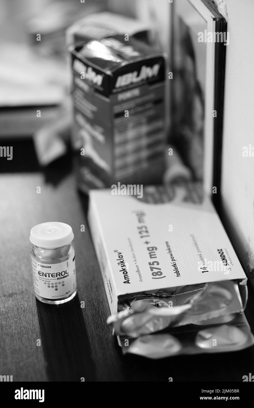 Eine vertikale Aufnahme von Amoksiklav-Antibiotika und Enterol-Probiotika auf einem Holztisch Stockfoto