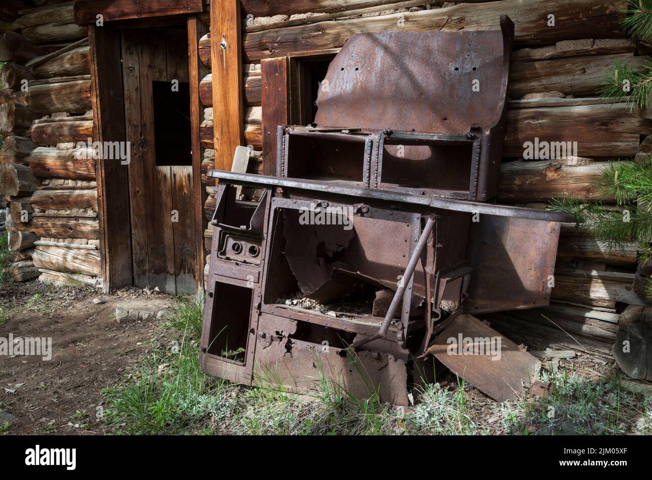 Verrosteter Holzofen vor einer Bergarbeiterhütte in Miners Delight, Wyoming Stockfoto