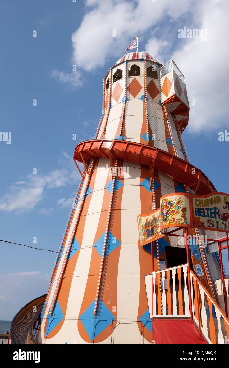 Traditionelles englisches Seaside Helter Skelter an der Strandpromenade in Hunstanton, Norfolk. Stockfoto