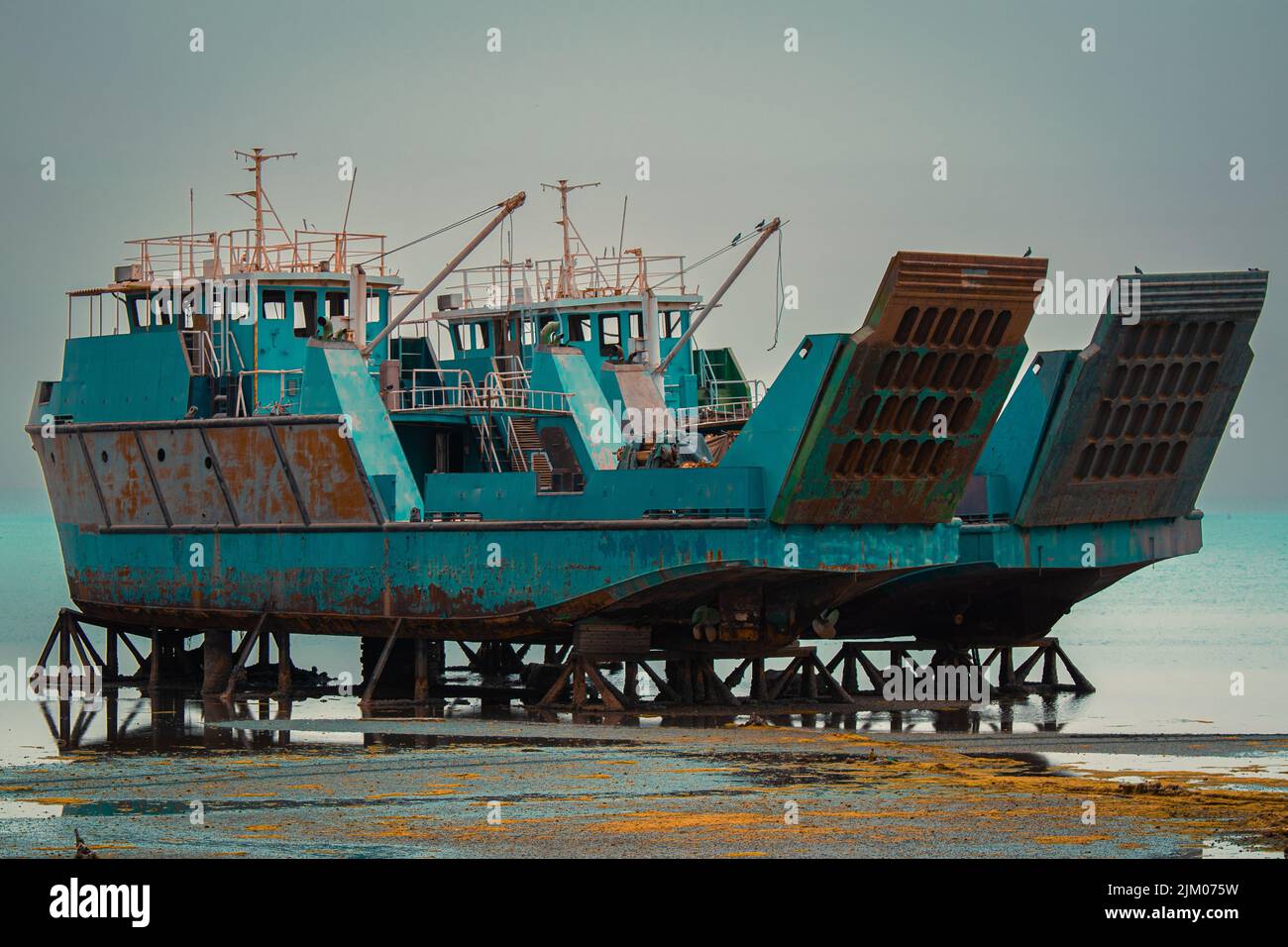 Eine Aufnahme eines alten rostigen Bootes im Hafen Stockfoto