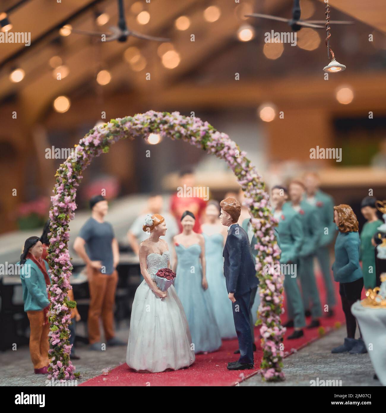 Eine Hochzeitszeremonie aus der Miniaturausstellung in Hongkong: Durch die Ausstellung Looking Glass Stockfoto