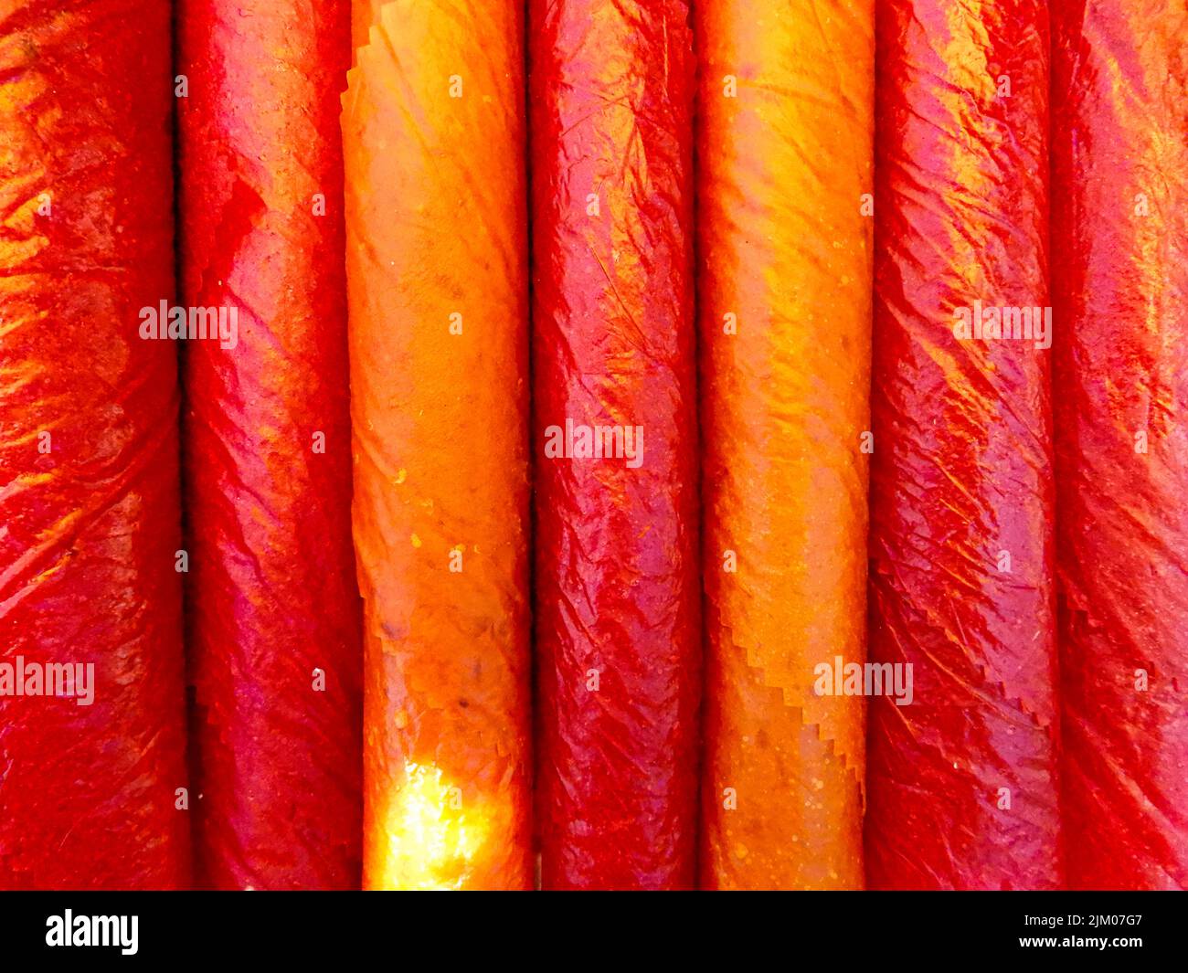 Eine Nahaufnahme von traditionellen armenischen Süßigkeiten in roter Orange mit getrockneten Früchten und Nüssen Stockfoto