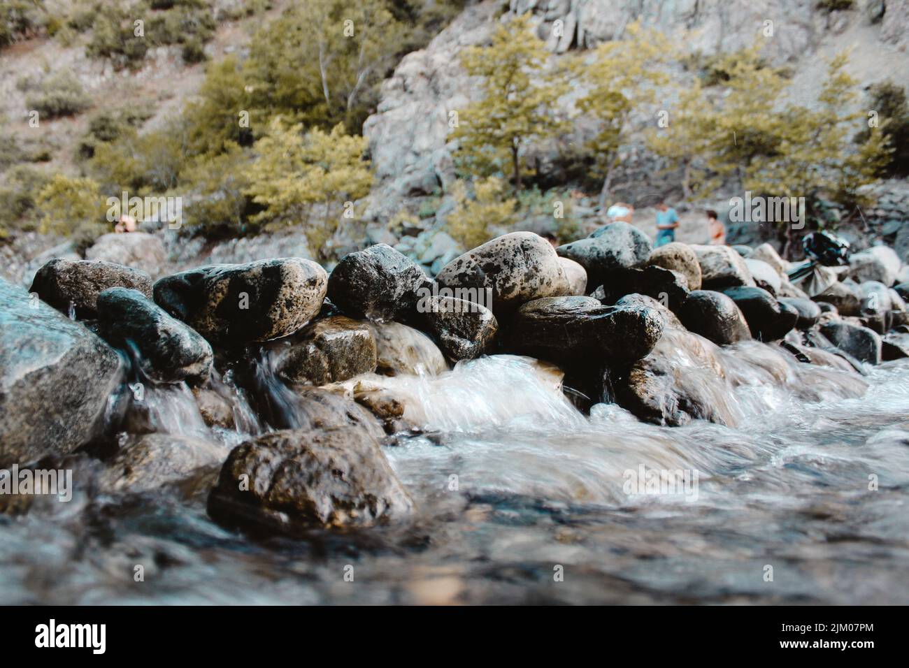 Ein kleiner Fluss fließt durch die Felsen. Stockfoto