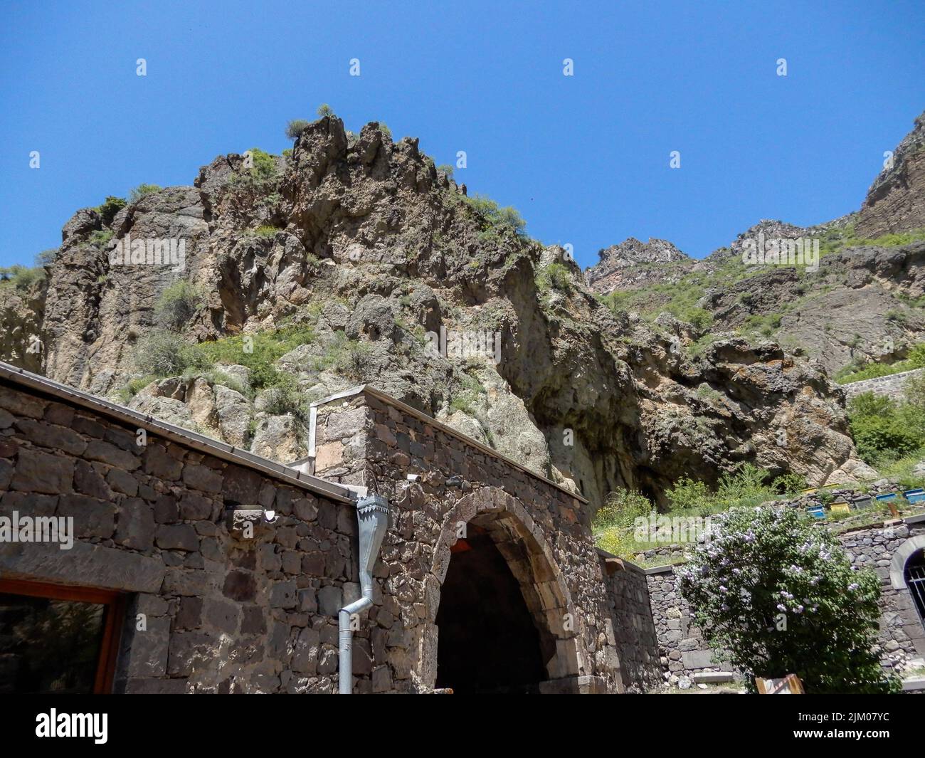 Der steinerne Eingang vor dem felsigen Berg Stockfoto