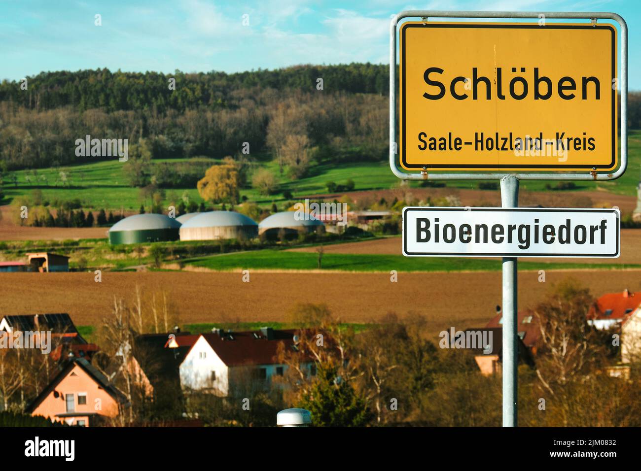 Das Schloben Saale-Holzland-Kreis Bioenergie-Dorfschild mit Häusern und Bioenergie-Anlage im Hintergrund Stockfoto