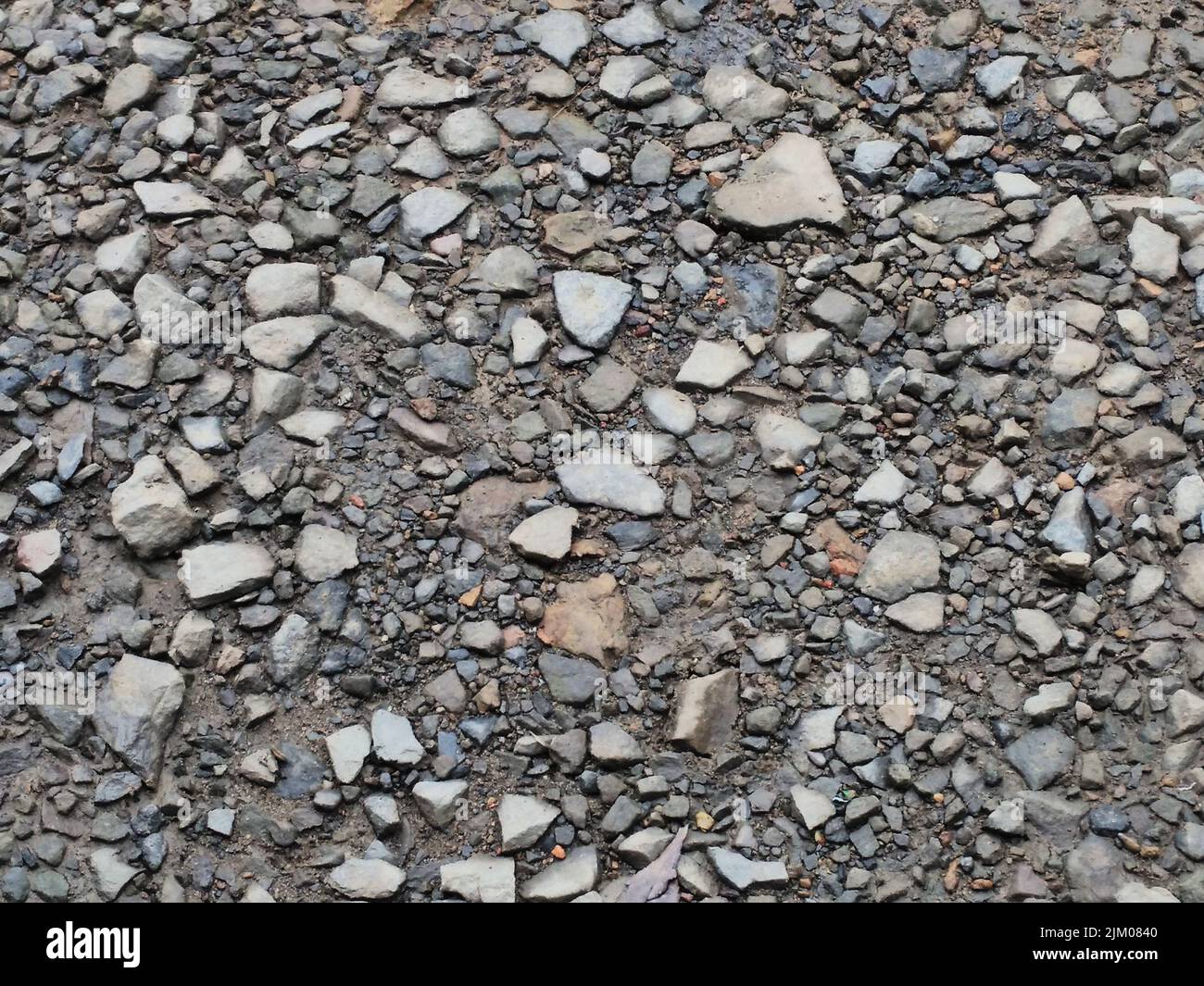 Eine Nahaufnahme von Kies und Steinstücken, die auf dem Boden verstreut sind Stockfoto
