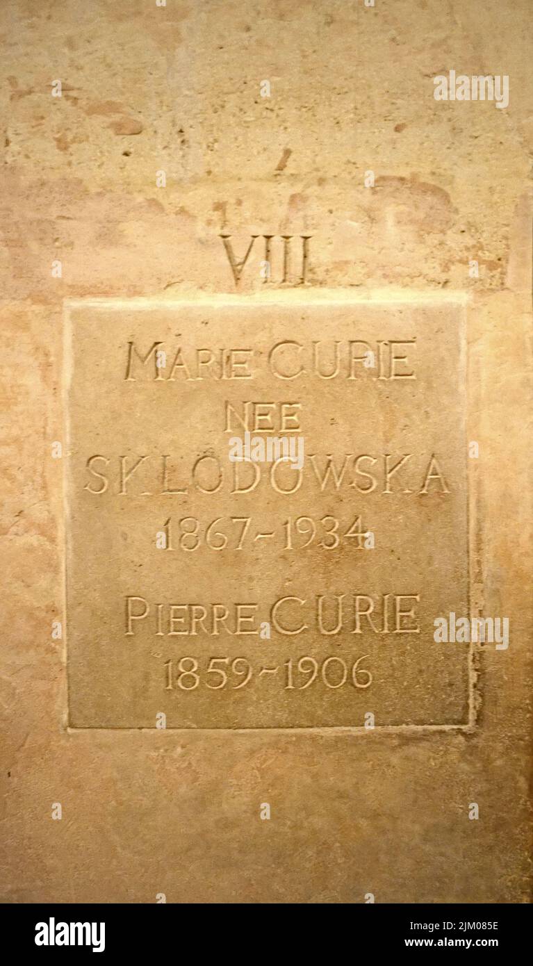 Die Gräber von Marie Sklodowska Curie (1867-1934) und Pierre Curie (1859-1906) im Pantheon in Paris, Frankreich. Stockfoto