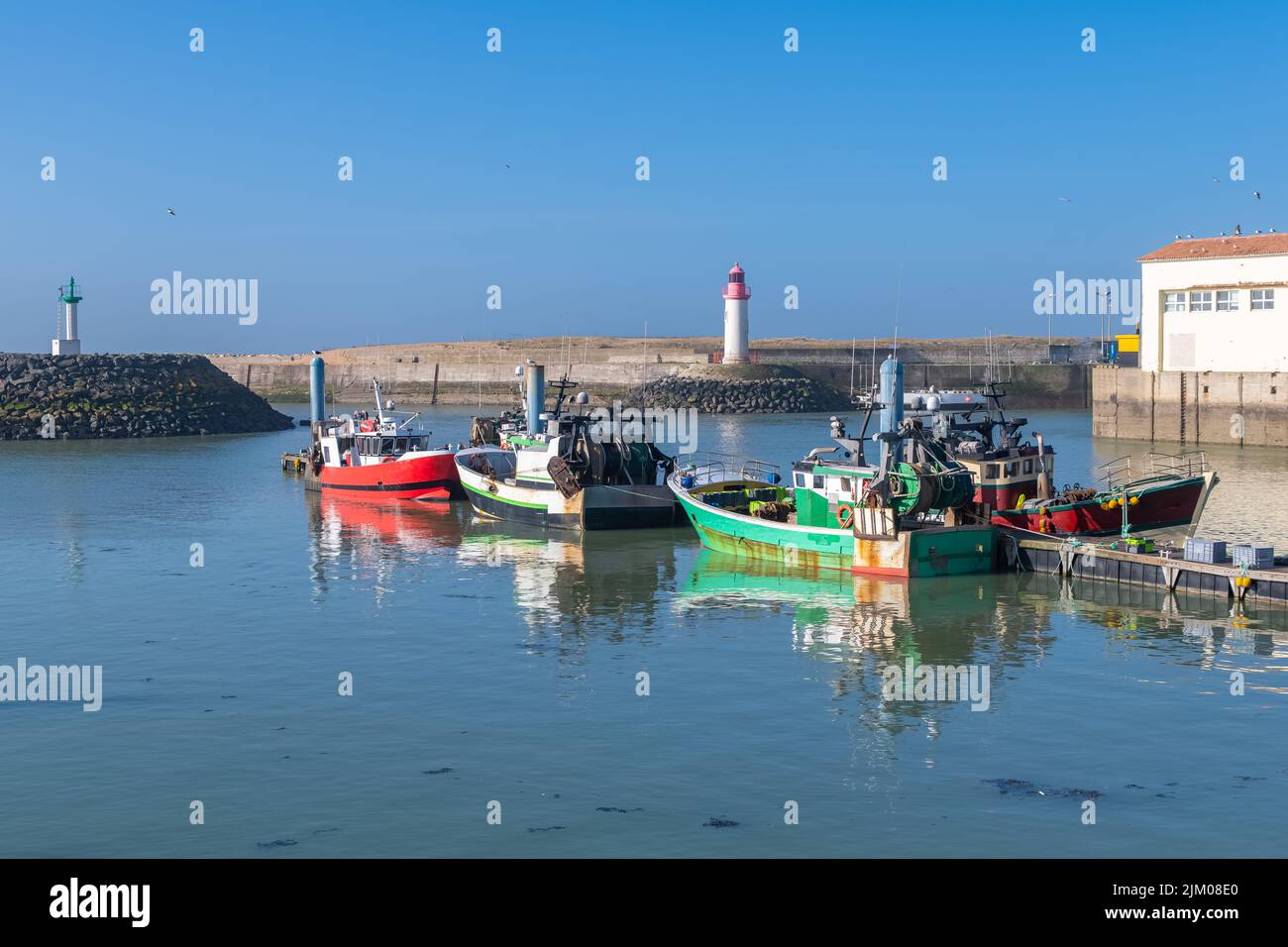 Oleron Insel in Frankreich, der typische Hafen der Cotiniere, mit dem Leuchtturm und Fischerboote Stockfoto