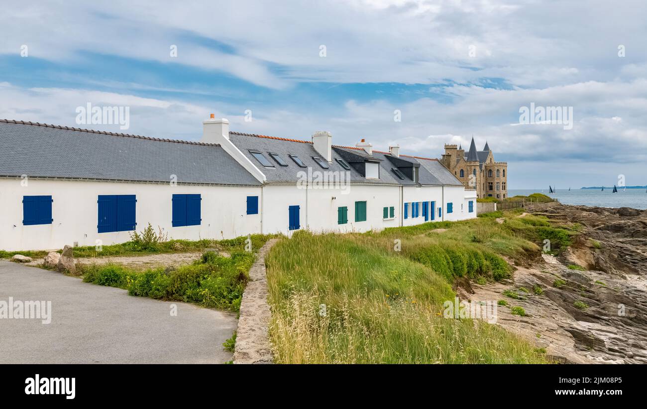 Das Schloss Turpault auf der Halbinsel Quiberon mit traditionellen Häusern an der Küste Stockfoto