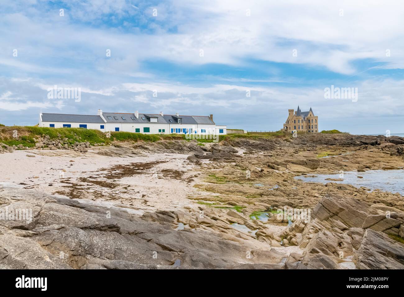 Das Schloss Turpault auf der Halbinsel Quiberon mit traditionellen Häusern an der Küste Stockfoto