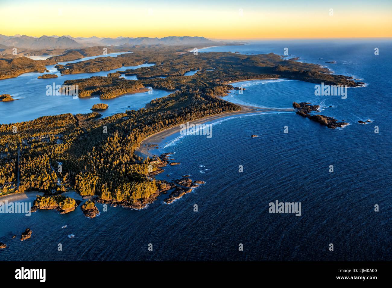 Luftaufnahme von Chesterman Beach & The Wickaninnish Inn, Tofino, BC, Kanada Stockfoto