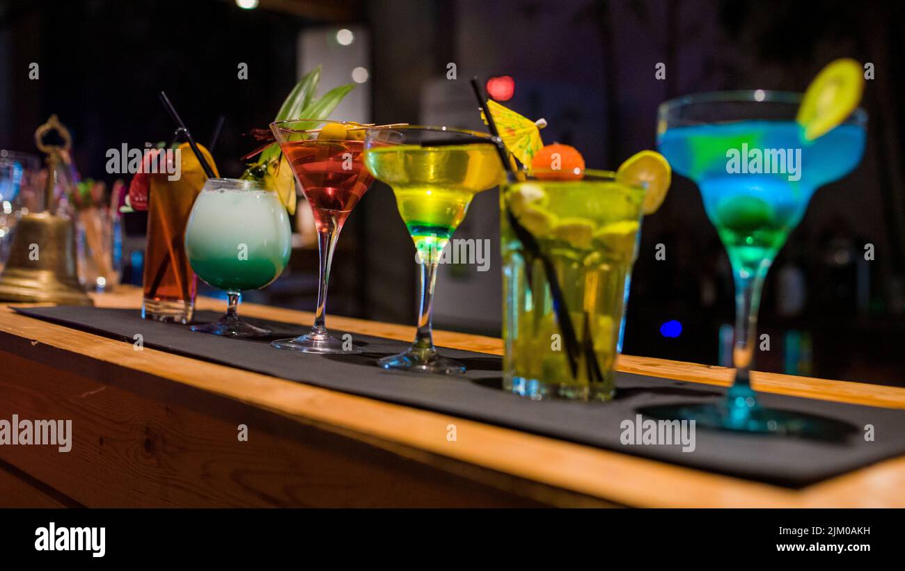 Eine Reihe verschiedener martini-Gläser auf der Theke in einer Bar Stockfoto