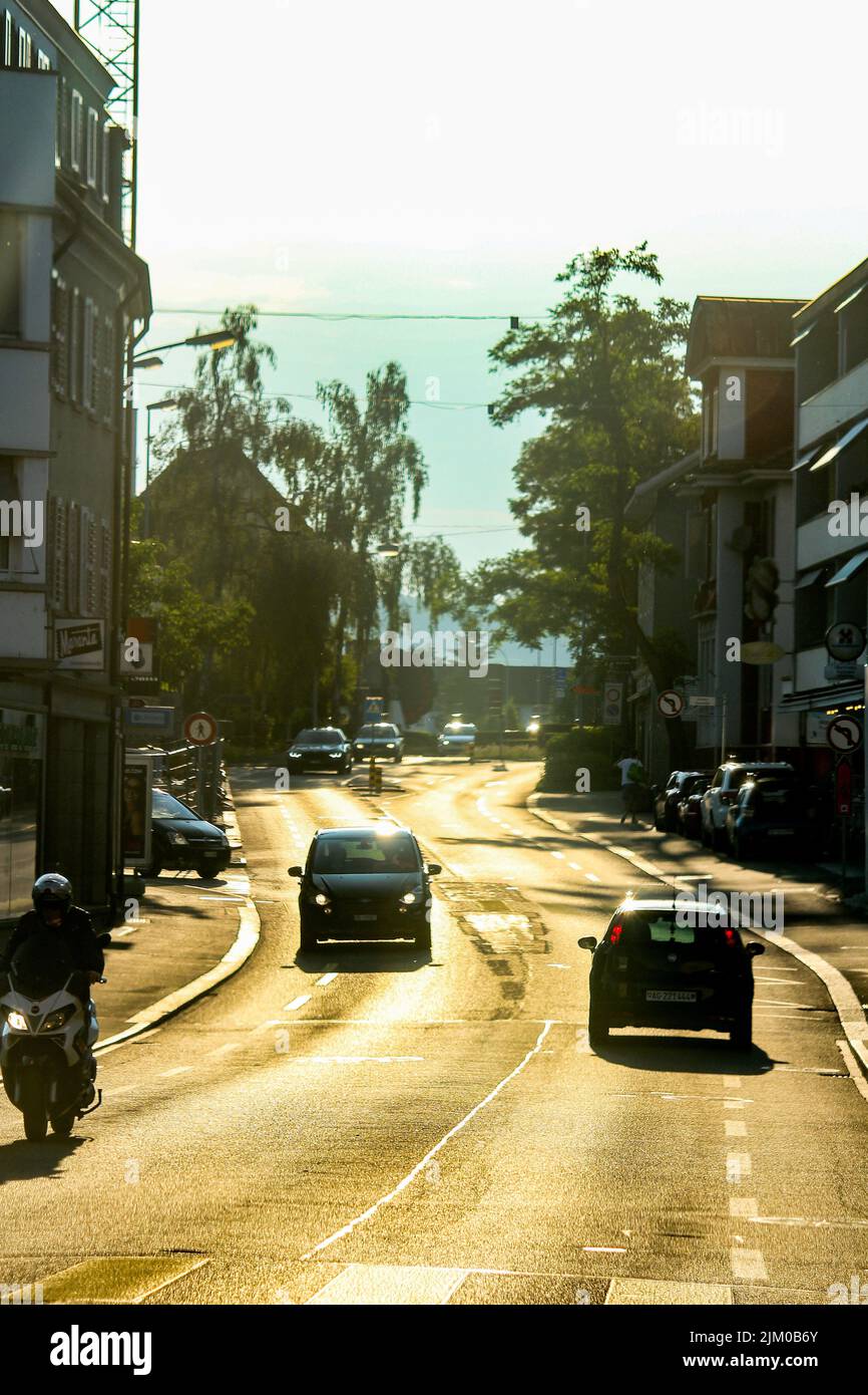 Die vertikale Aufnahme einer kleinen Straßenansicht in der ländlichen Stadt Stockfoto