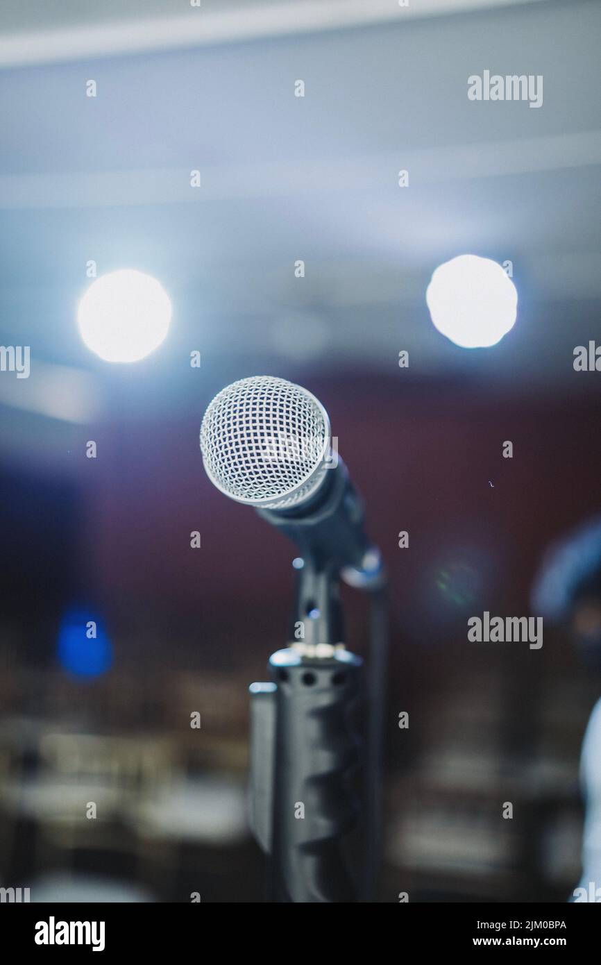 Eine Nahaufnahme eines Mikrofons auf einer Bühne Stockfoto Eine Nahaufnahme eines Mikrofons auf einer Bühne Stockfoto