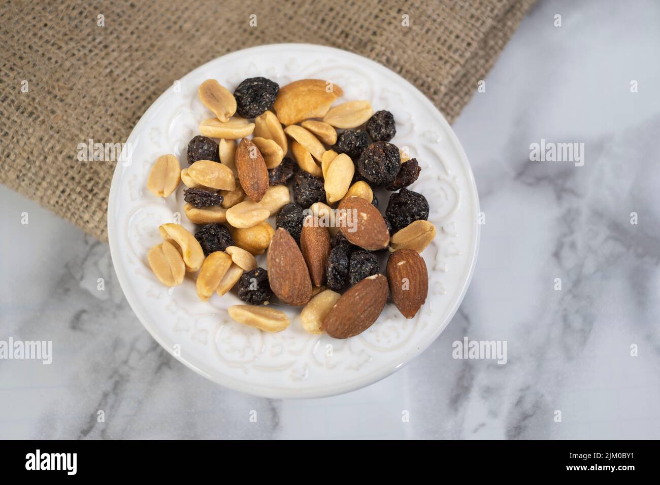 Ein Blick von oben auf einen Wandermix in einem weißen Teller auf einem Marmortisch Stockfoto
