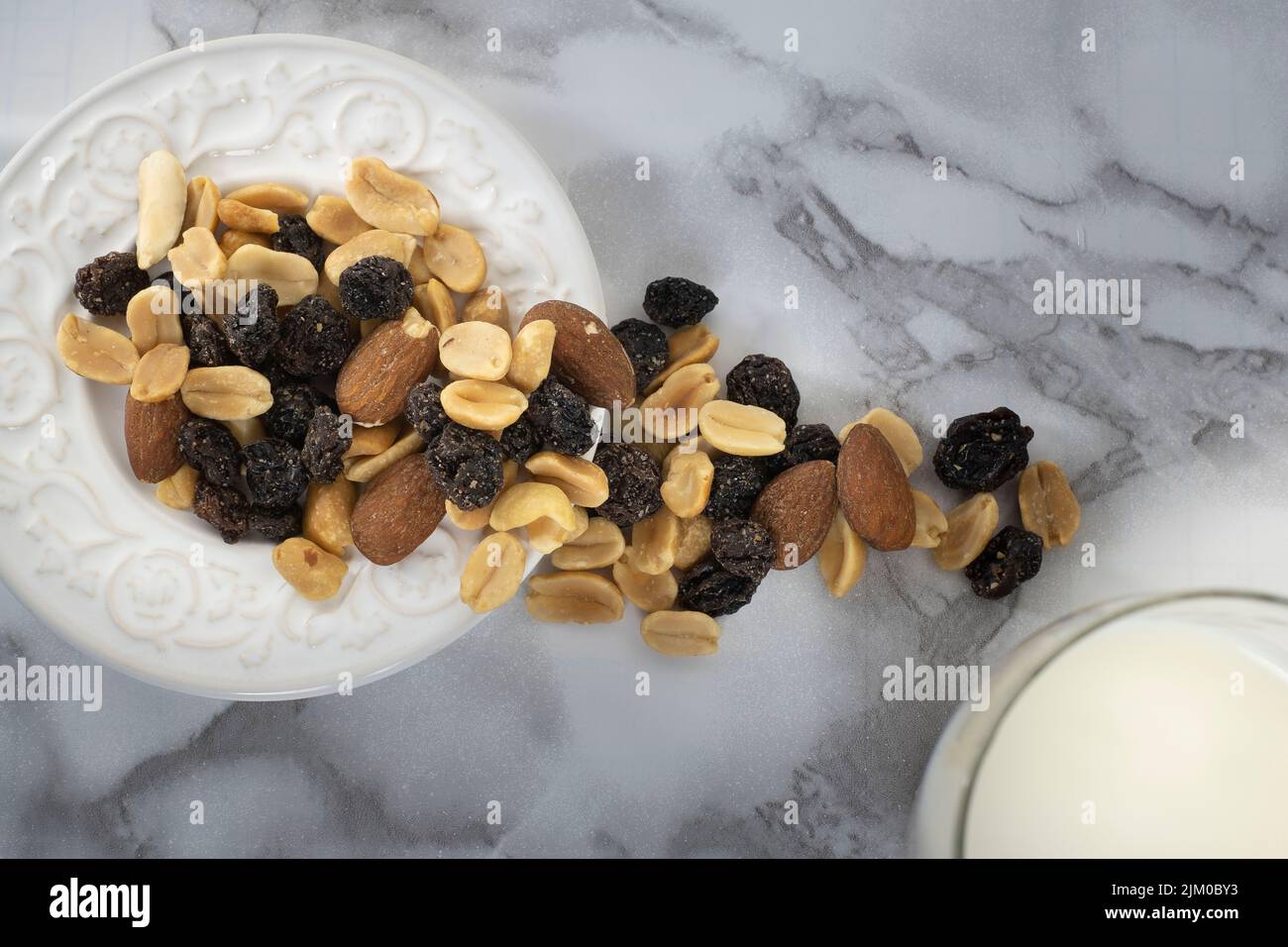 Ein Blick von oben auf einen Wandermix in einer weißen Platte auf einem Marmortisch Stockfoto