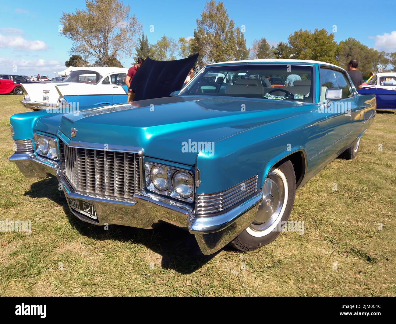 Chascomus, Argentinien - Apr 9, 2022 - Altblauer Luxus Cadillac DeVille Limousine viertürig 1970 auf dem Rasen geparkt. Oldtimer-Show. Copyspace Stockfoto