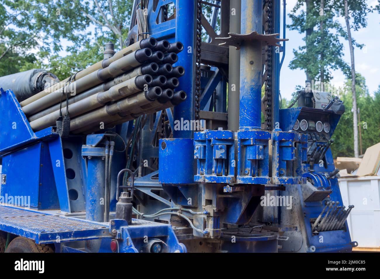 Tragbare Hydraulikleistung auf einem Wasserbrunnen Bohrgerät mit privatem Grundstück mit Wassergewinnung inbegriffen Stockfoto