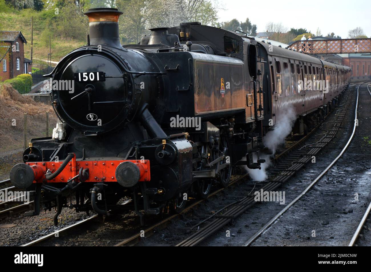 Nahaufnahme einer schwarzen Lokomotive, die auf einer Eisenbahn in Bridgnorth, Großbritannien, fährt Stockfoto