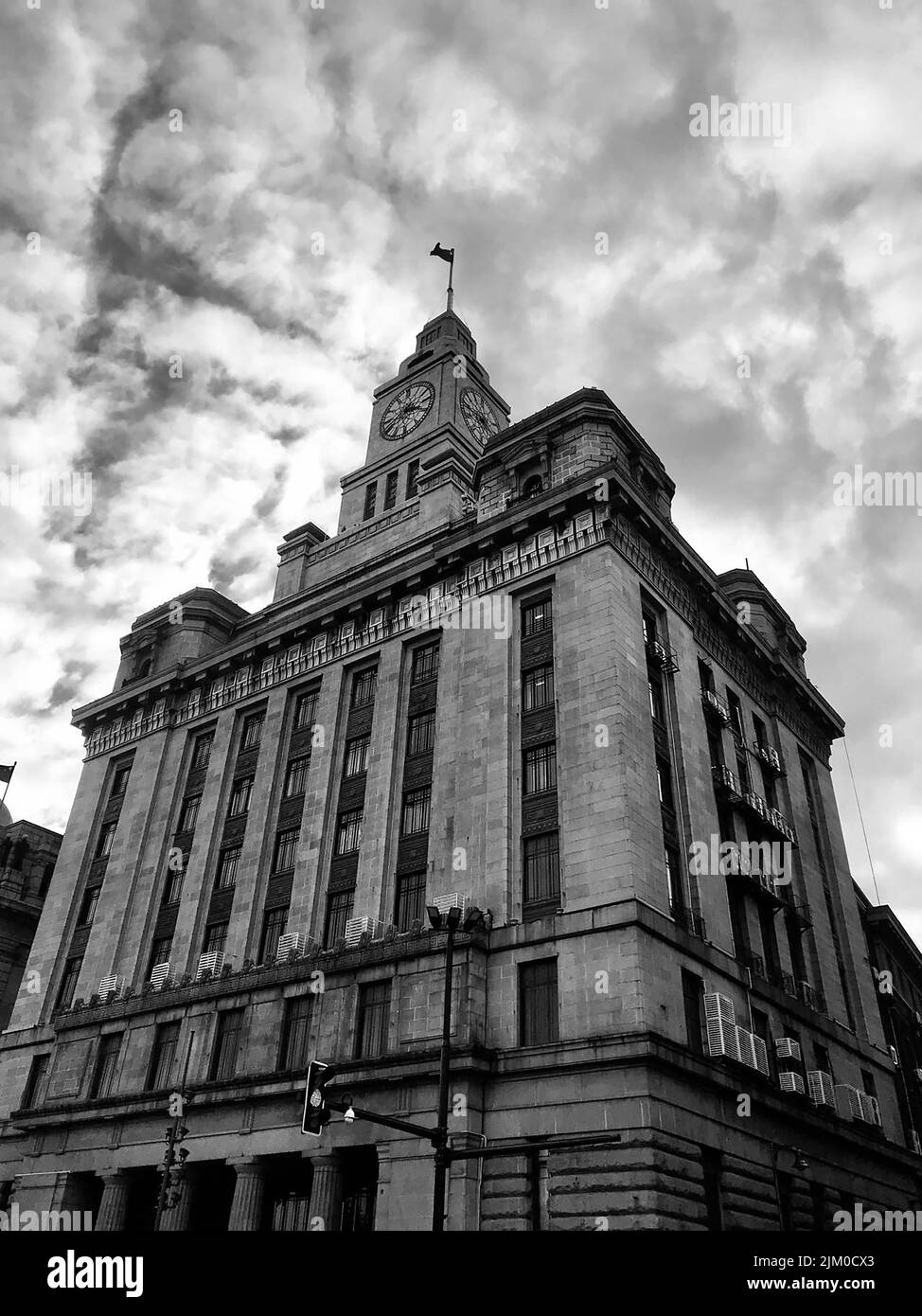 Eine Graustufenaufnahme des Custom House, Shanghai, China Stockfoto