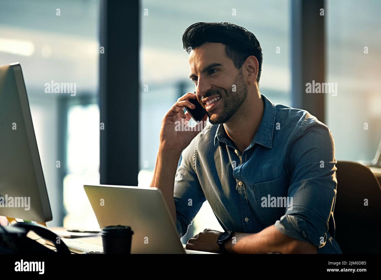 Unternehmerische Exzellenz in Bestform. Aufnahme eines jungen Geschäftsmannes, der während einer späten Nacht auf der Arbeit am Telefon sprach. Stockfoto