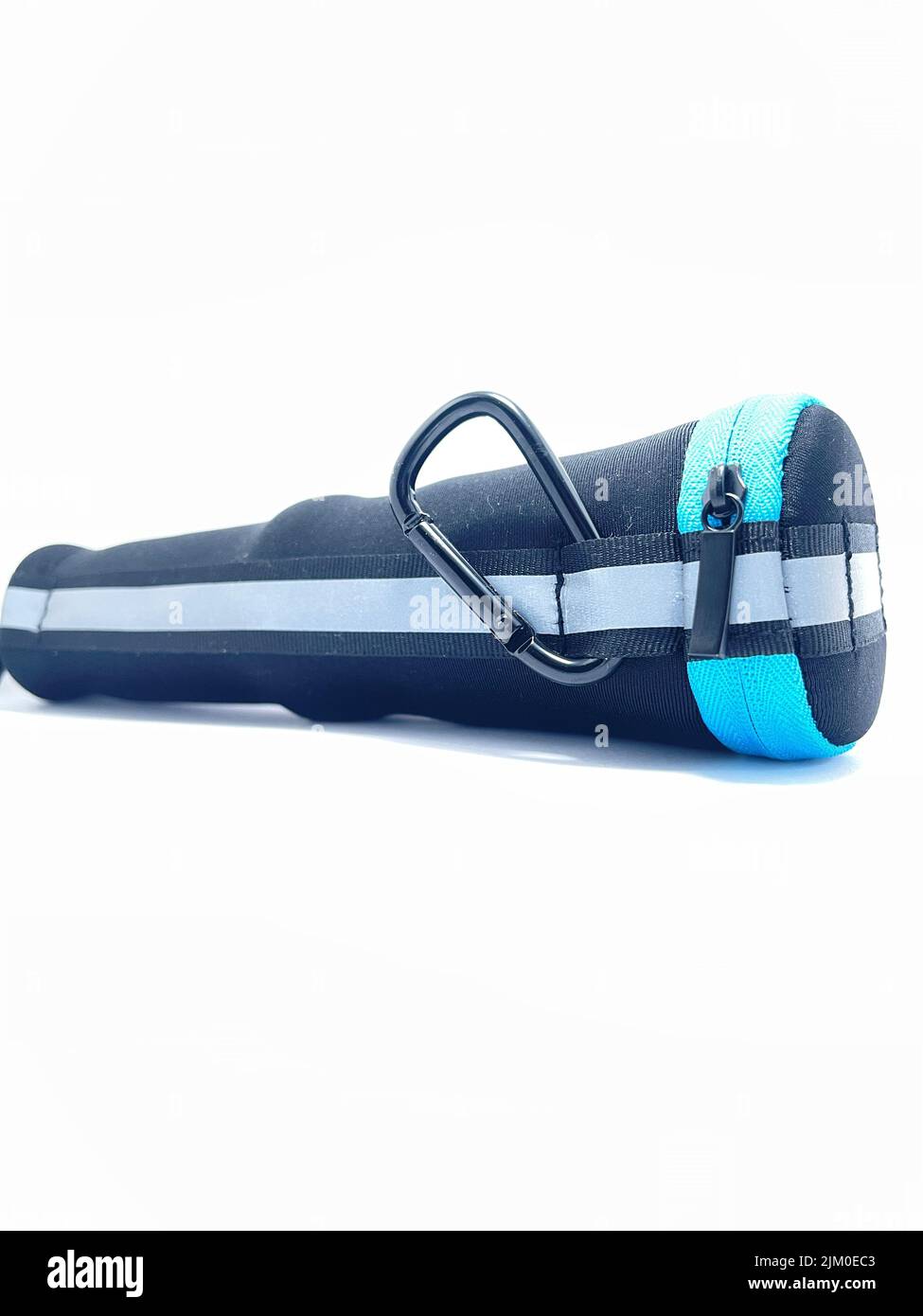 Ein mobiles externes Metallteleskop und seine Abdeckung auf weißem Hintergrund. Nahaufnahmen mit selektivem Fokus. Externes Teleskop isoliert auf Weiß. Stockfoto