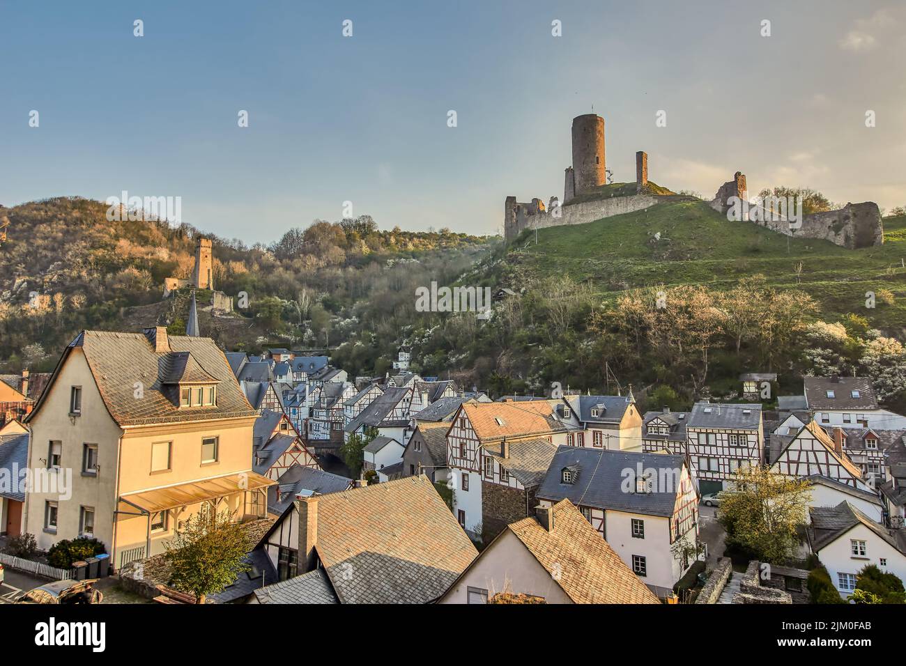 Die Schlösser Lowenburg und Philippsburg auf dem Hügel in einer kleinen Stadt namens Monreal in der Eifel, Deutschland Stockfoto
