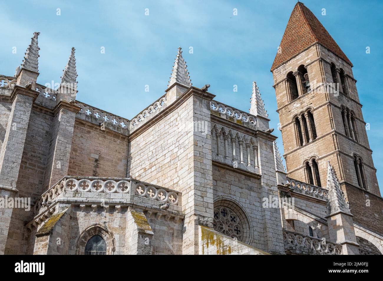 Fachada norte de la iglesia románica y gótica de santa María la antigua en Valladolid con su característico campanario Stockfoto