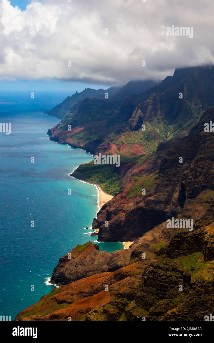 Ein Blick aus der Vogelperspektive auf die Küste von Napali an einem schönen sonnigen Tag auf Kaua'i Island, Hawaii, USA Stockfoto