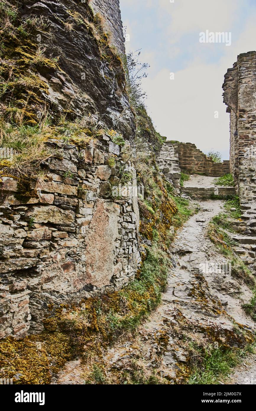 Die Ruinen einer alten Burg in Lowenburg, Monreal, Eifel in Deutschland Stockfoto