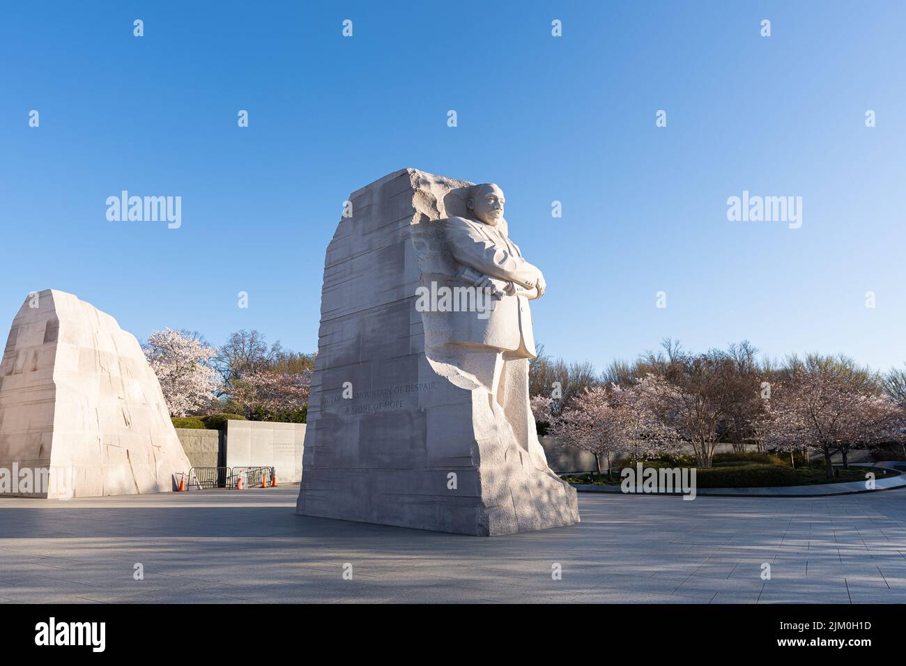 Ein Weitwinkelfoto des MLK Memorial während der Peak Bloom ohne Menschen. Stockfoto