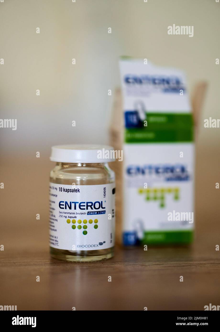 Eine vertikale Aufnahme von Probiotika-Kapseln der Marke Enterol in einem Glasbehälter auf einem verschwommenen Hintergrund Stockfoto
