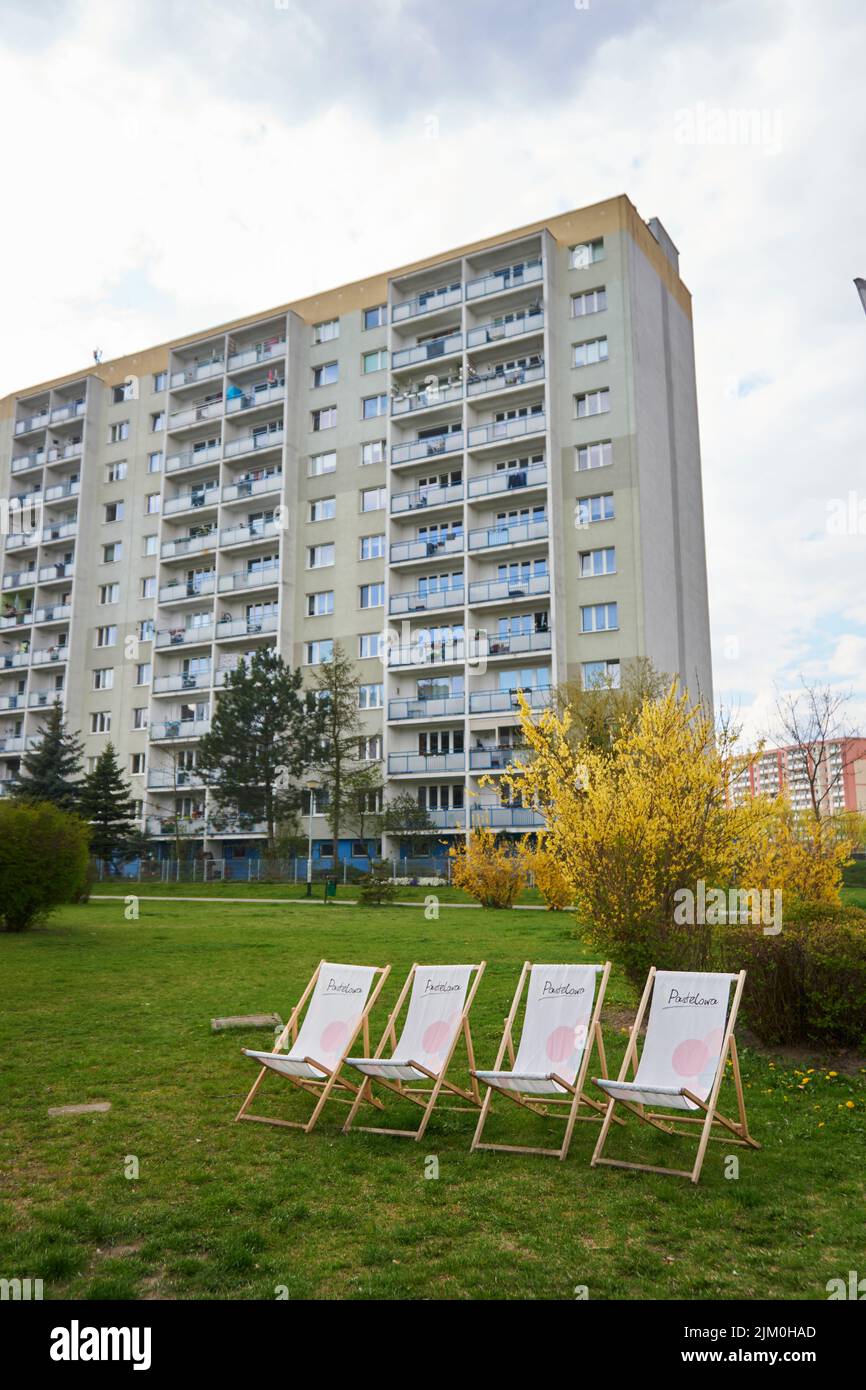 Eine vertikale Aufnahme der Eisdiele Row of Pastelowa befindet sich neben einem Mehrfamilienhaus im Stadtteil Orla Bialego. Stockfoto
