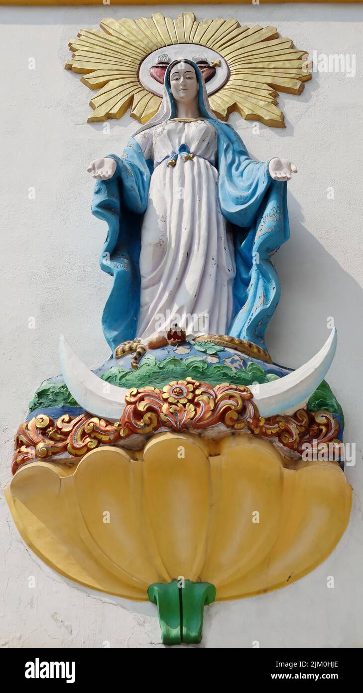 Statue der Mutter Maria vor der Unbefleckten Empfängnis Kathedrale Kirche, Pondicherry jetzt bekannt als Puducherry, Indien. Stockfoto