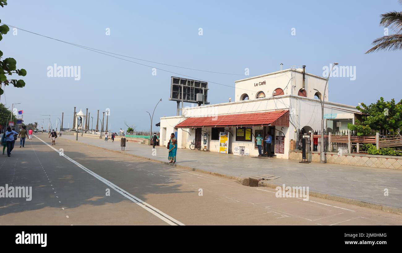 Le Cafe, berühmtes französisches Cafe an der Küstenlinie von Pondicherry, jetzt bekannt als Puducherry, Indien. Stockfoto