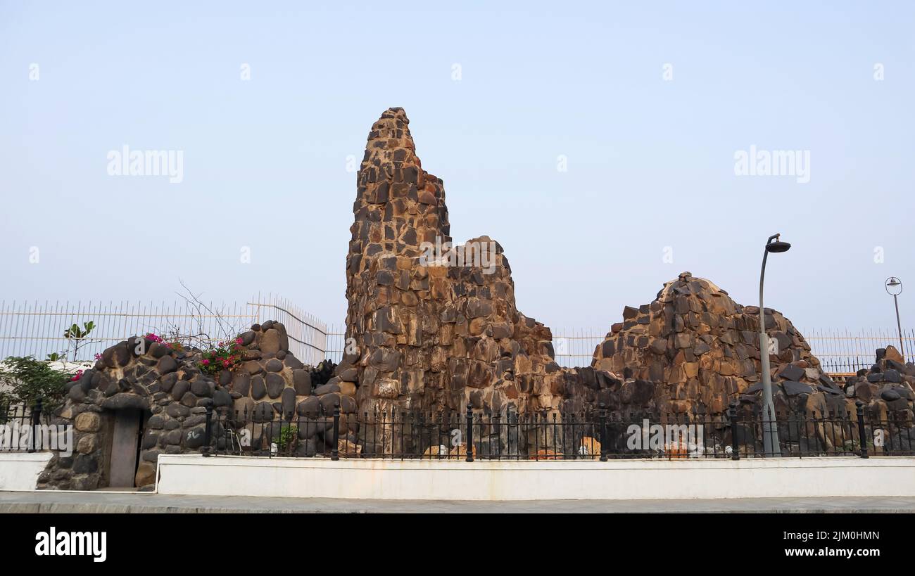 Gebrochene Steinmauern an der Küstenlinie von Pondicherry, heute bekannt als Puducherry, Indien. Stockfoto