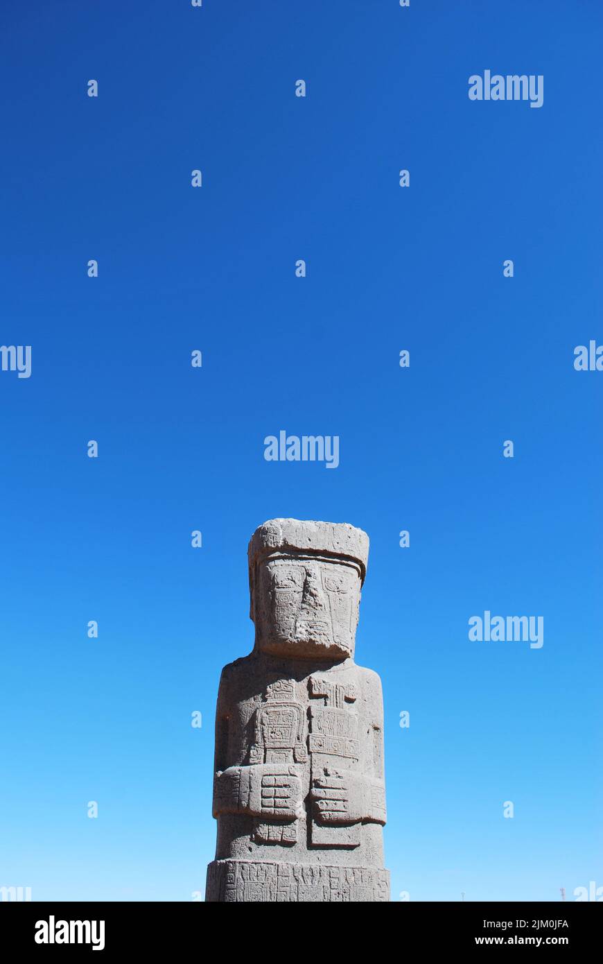 Ein Tiwanaku-Monolith unter blauem Himmel in Bolivien Stockfoto