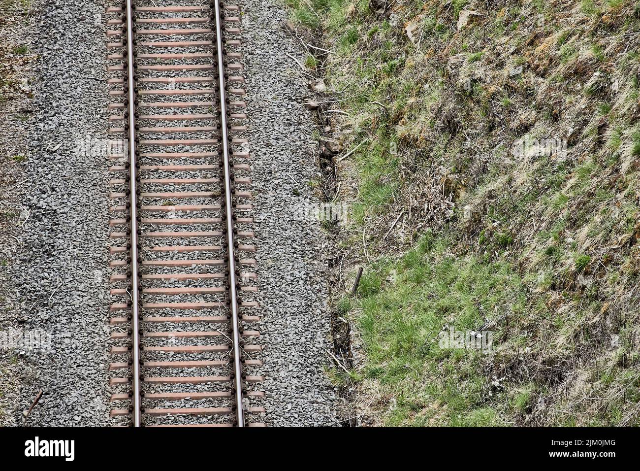 Eine Luftaufnahme der Bahnschienen in Monreal in der Eifel Stockfoto