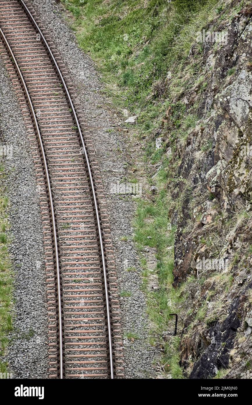 Eine vertikale Aufnahme von Eisenbahnschienen in Monreal in der Eifel Stockfoto