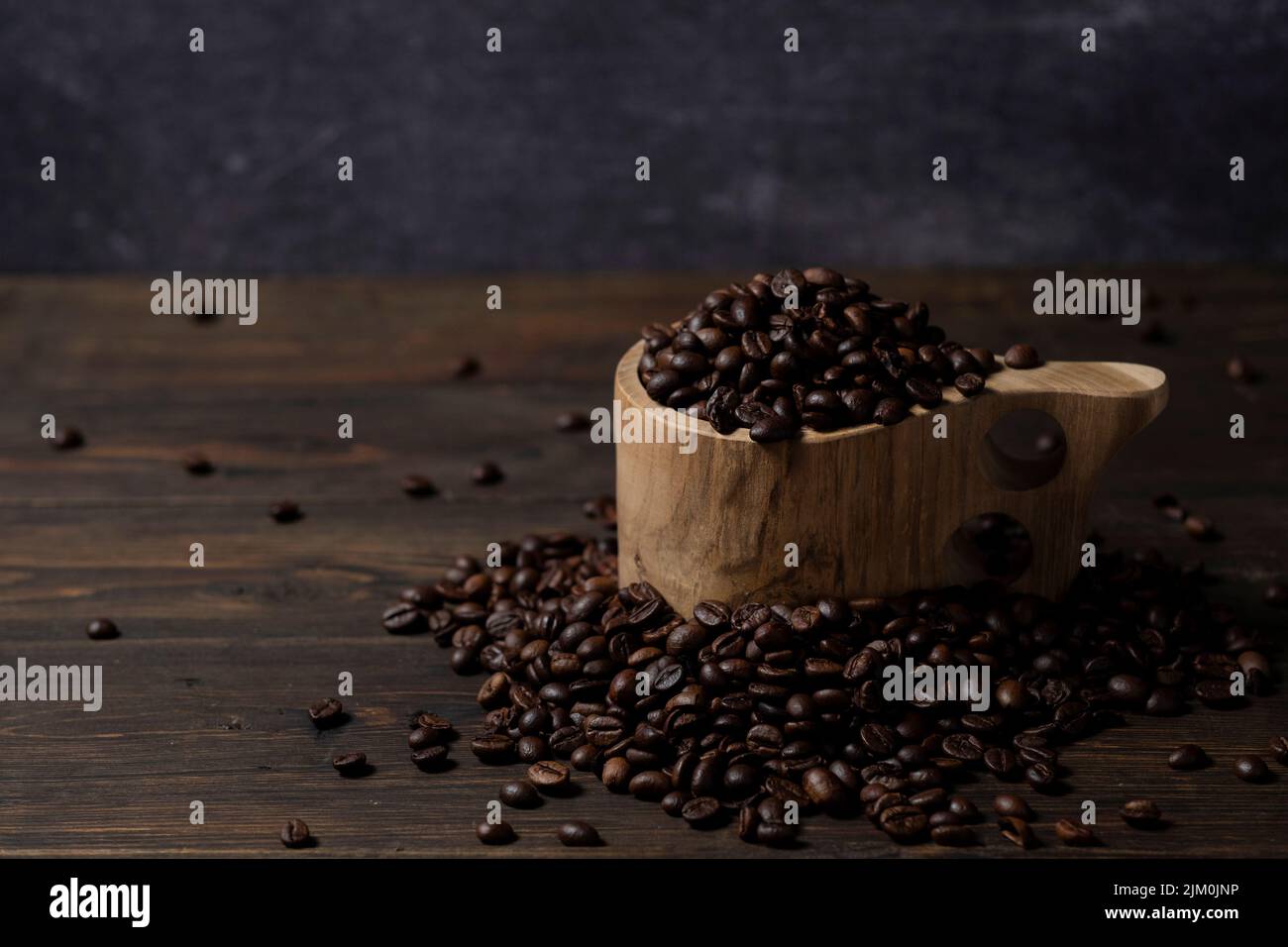 Kaffeebohnen in einer Holztasse Stockfoto