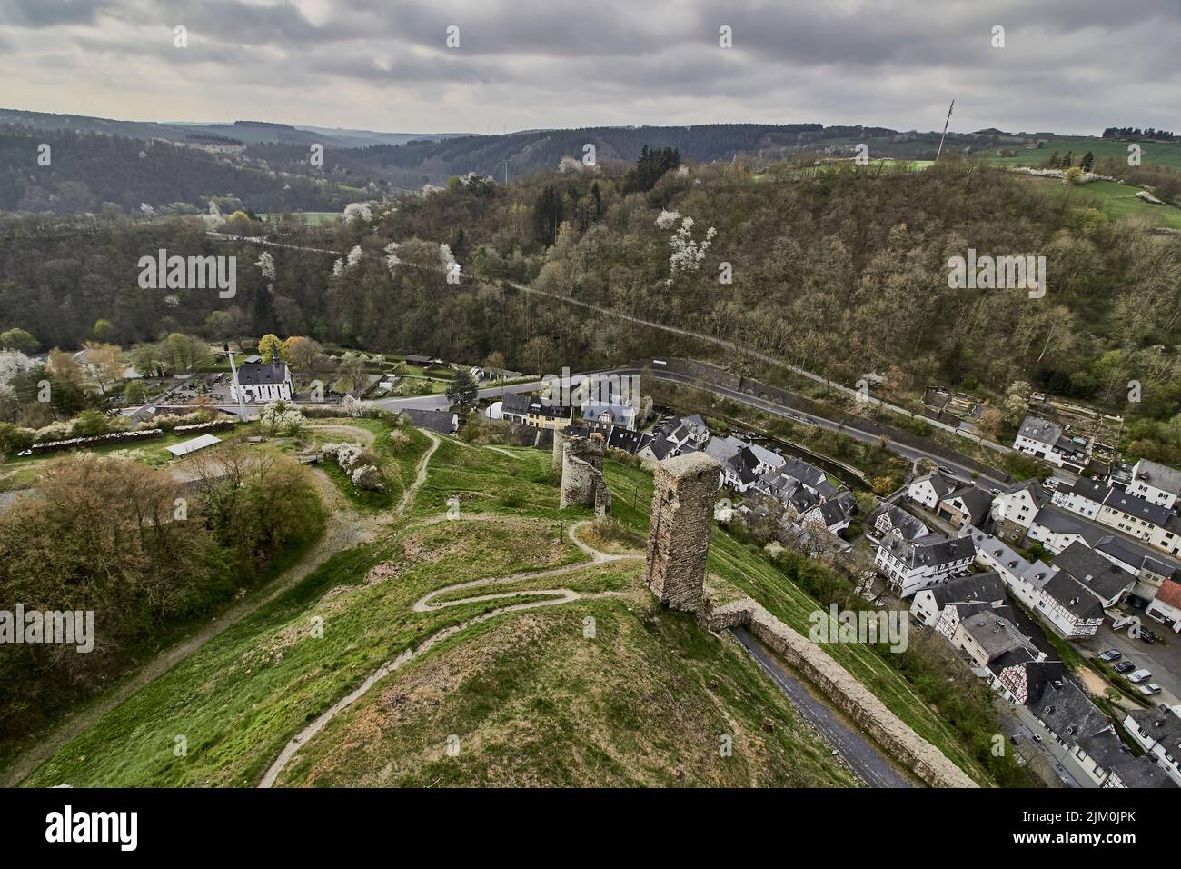 Eine Luftaufnahme der Lowenburg in Monreal in der Eifel in Deutschland Stockfoto