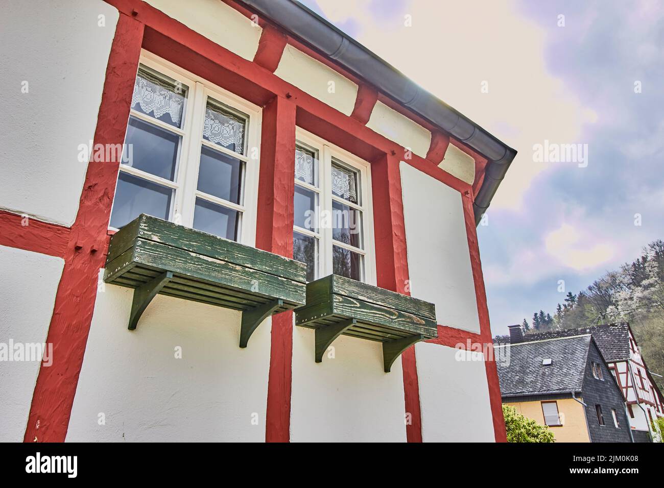 Ein vertikales traditionelles Gebäude mit Fenstern im alten Dorf Monreal Gebäude, Deutschland mit einem blau bewölkten Himmel Stockfoto