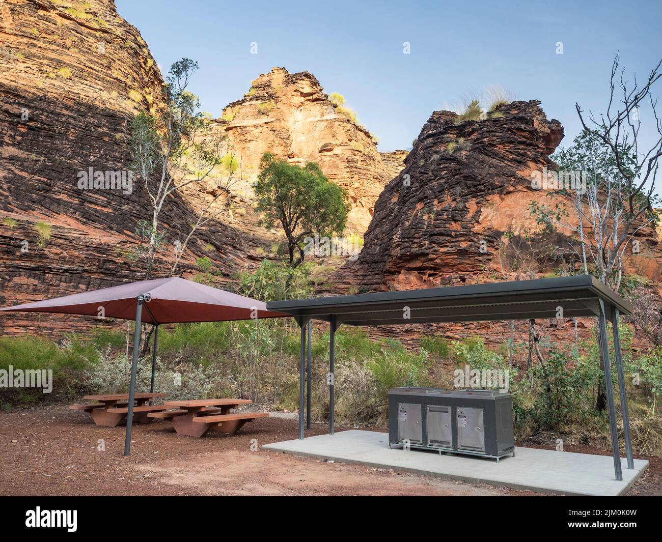 Picknickmöglichkeiten zwischen den sedimentären Karstfelsen aus Sandstein und Kongolmerat im Mirima National Park, East Kimberley Stockfoto