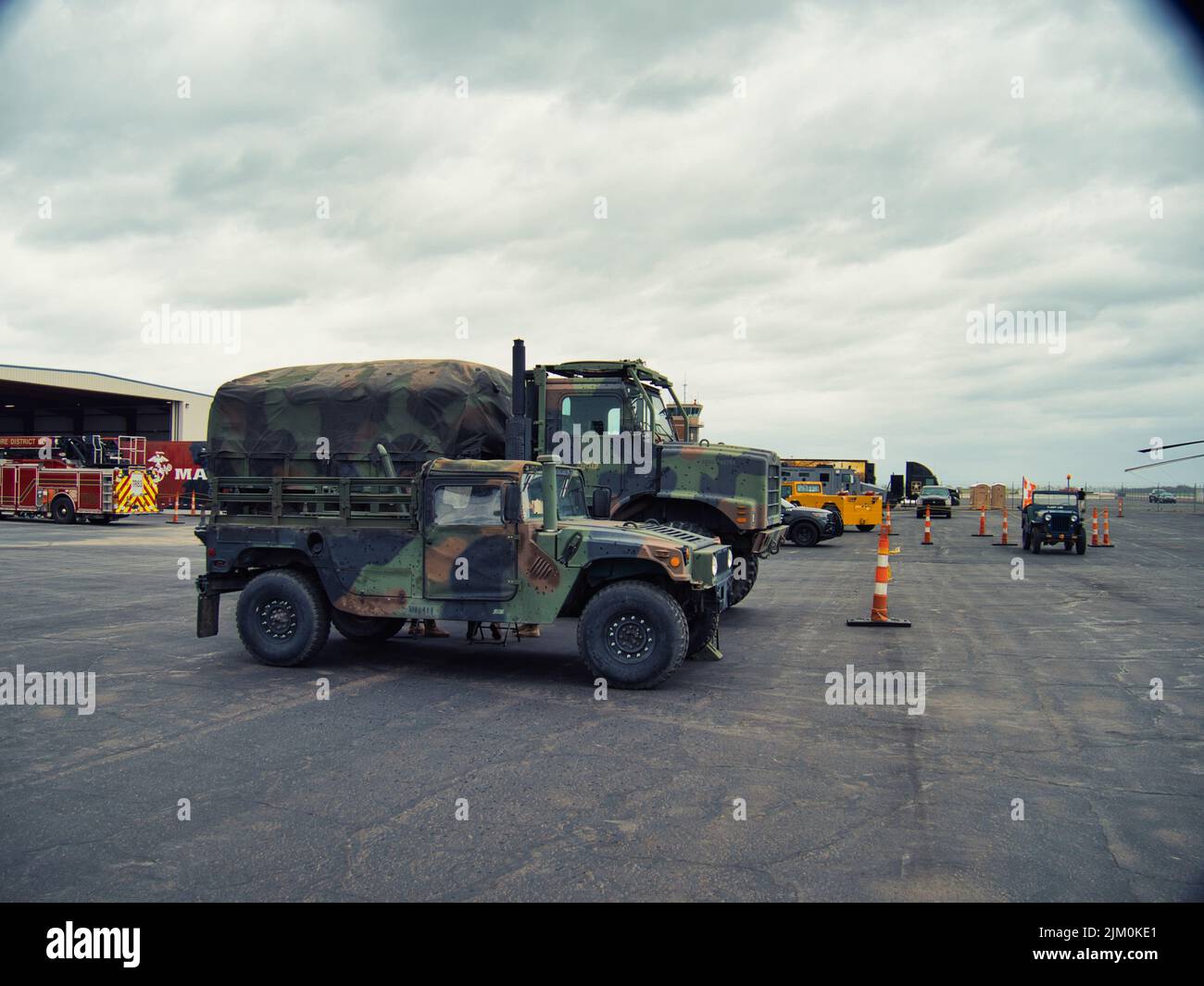 Die Hubschrauber und Militärfahrzeuge in den USA Stockfoto