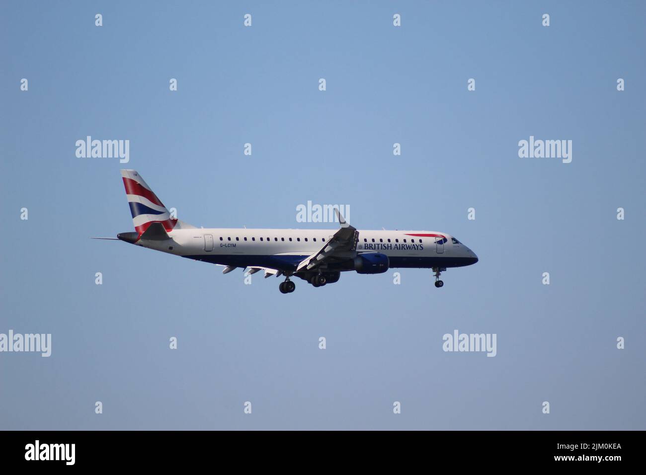 Ein Blick auf britische Flugzeuge am Himmel während des Fluges Stockfoto