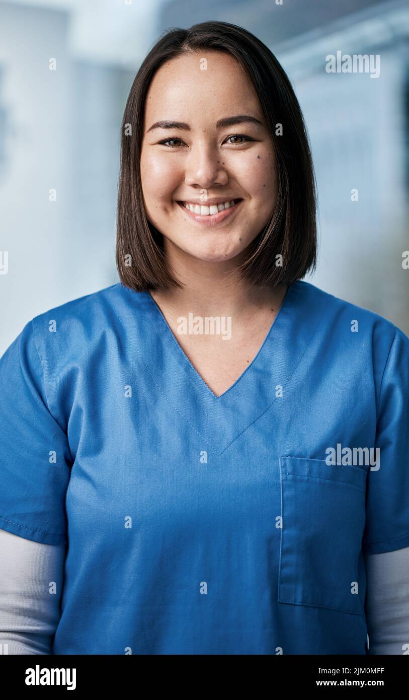 Die Grundwerte eines guten Arztes zu verkörpern. Porträt eines Arztes, der in einem Krankenhaus steht. Stockfoto