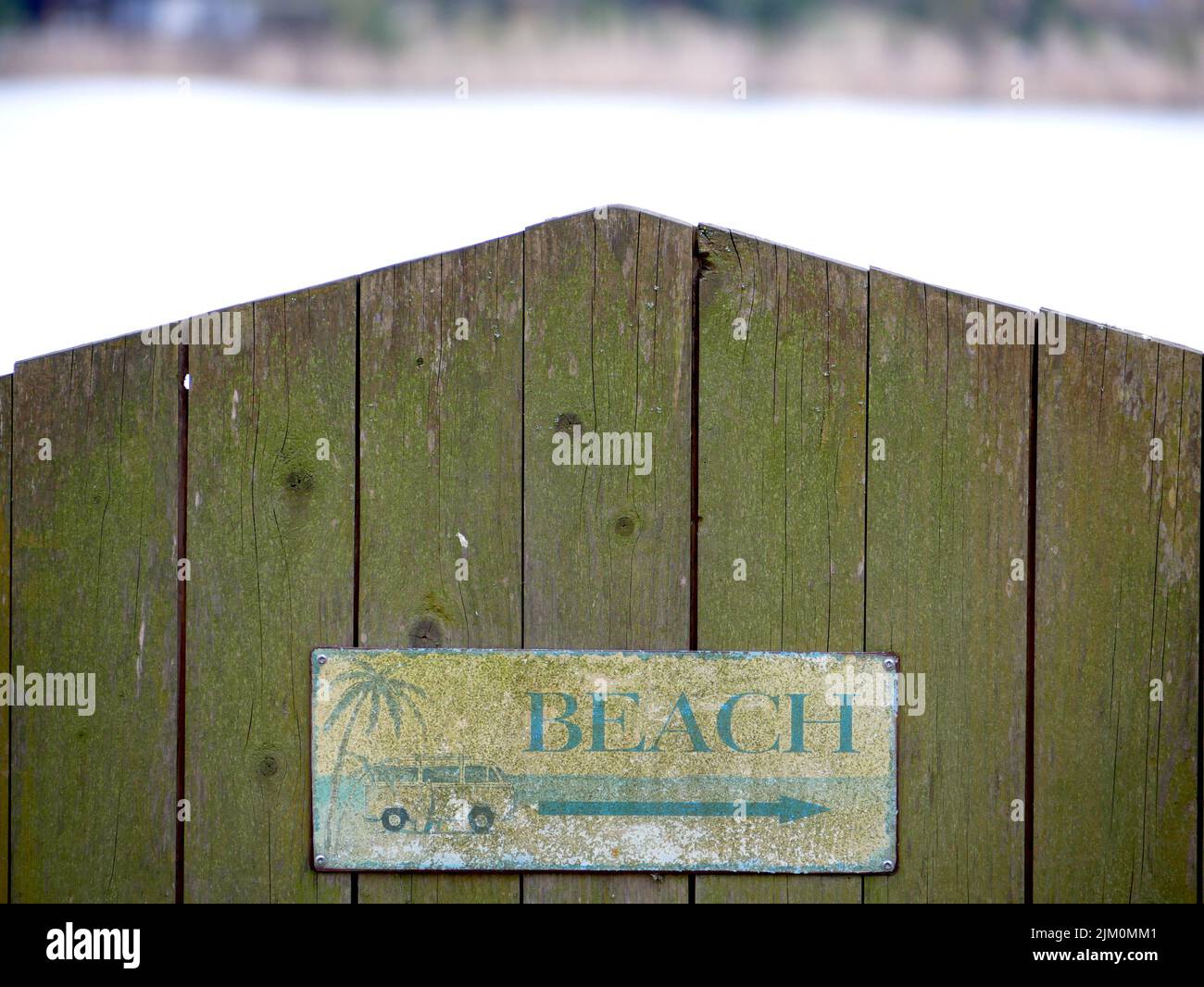 Tür mit einem alten alten alten Strandschild Stockfoto