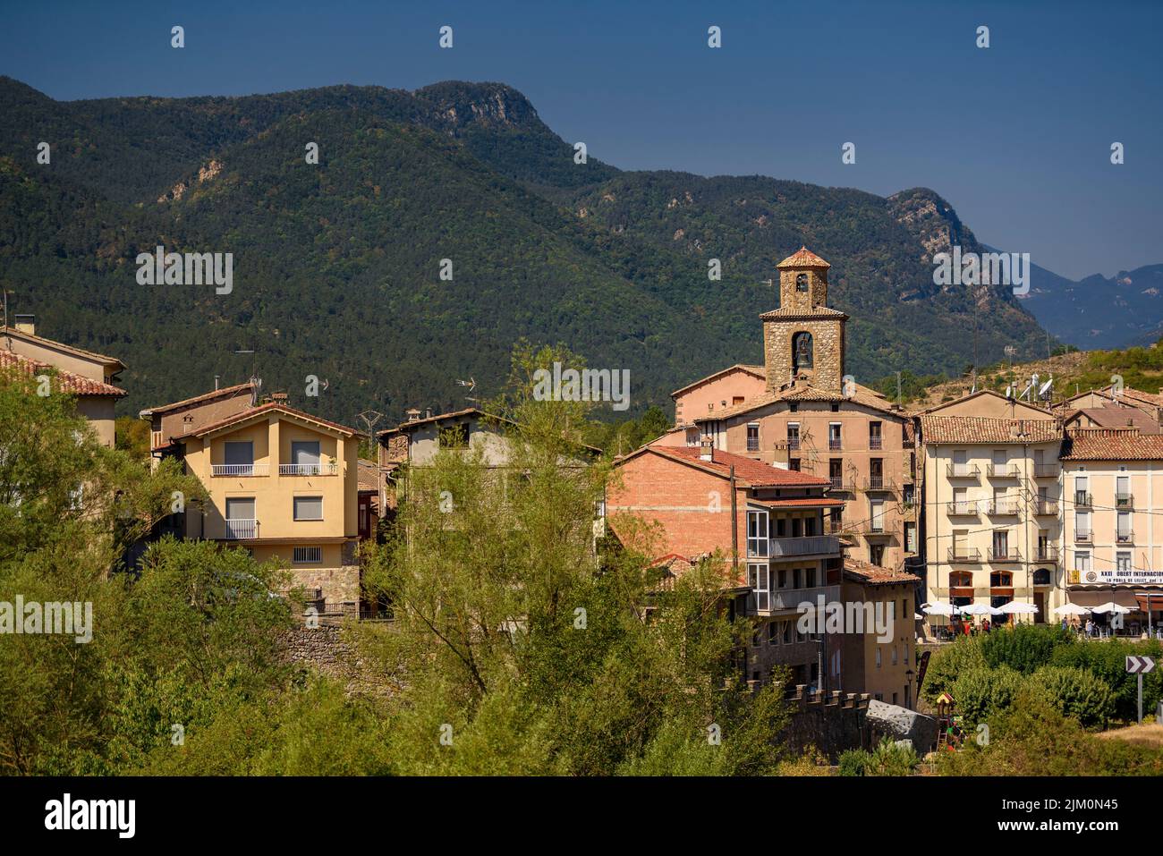 Dorf La Pobla de Lillet an einem Sommertag (Berguedà, Barcelona