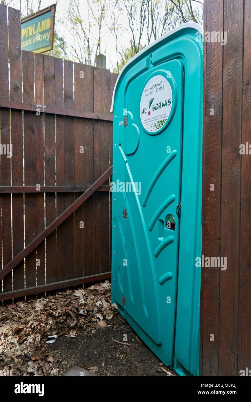 Eine blaue mobile Toilette, die am Eingang des Kletterparks Pyrland in Poznan, Polen, steht Stockfoto Eine blaue mobile Toilette, die am Eingang des Kletterparks Pyrland in Poznan, Polen, steht Stockfoto